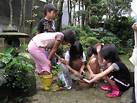 花苗を植え替える子どもたち